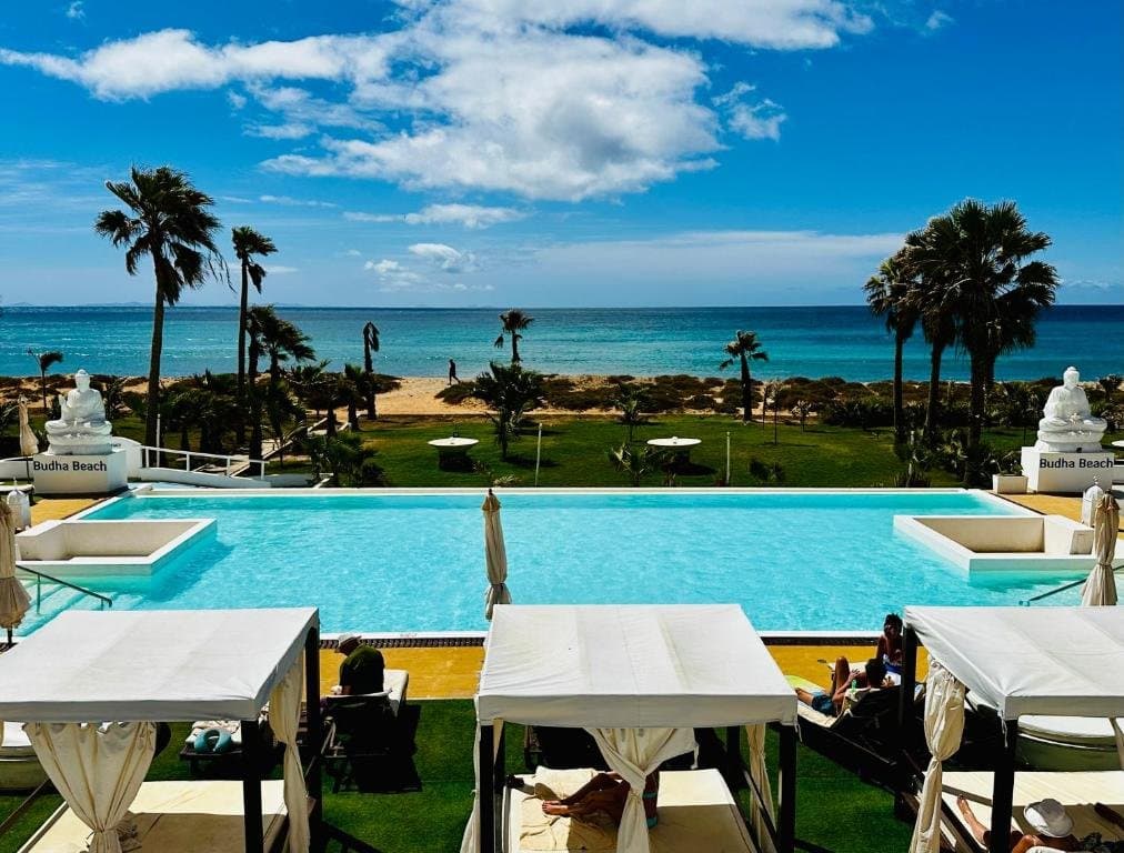 Budha Beach Hotel, Sal