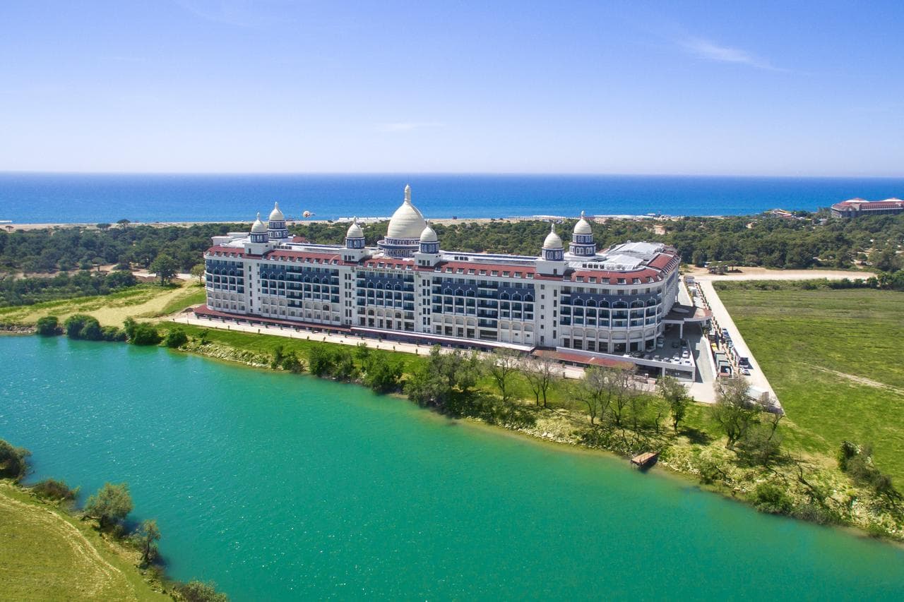 Diamond Premium Hotel, Side