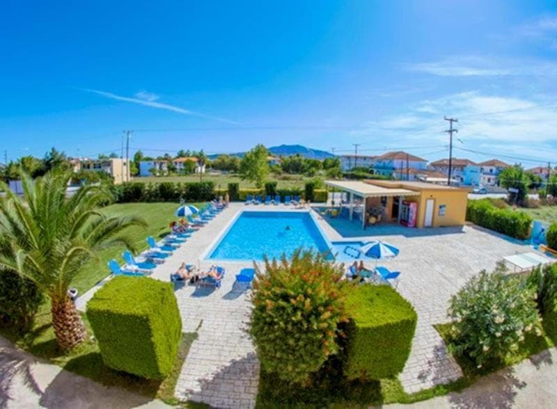 Derekas Apartments, Laganas