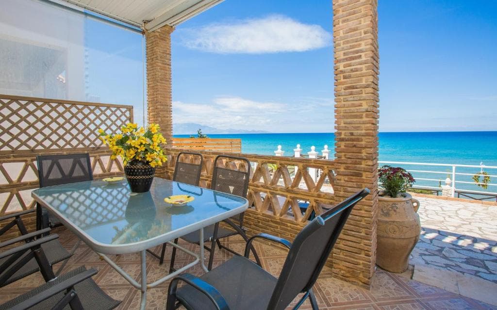 Laura Beach House, Alykes