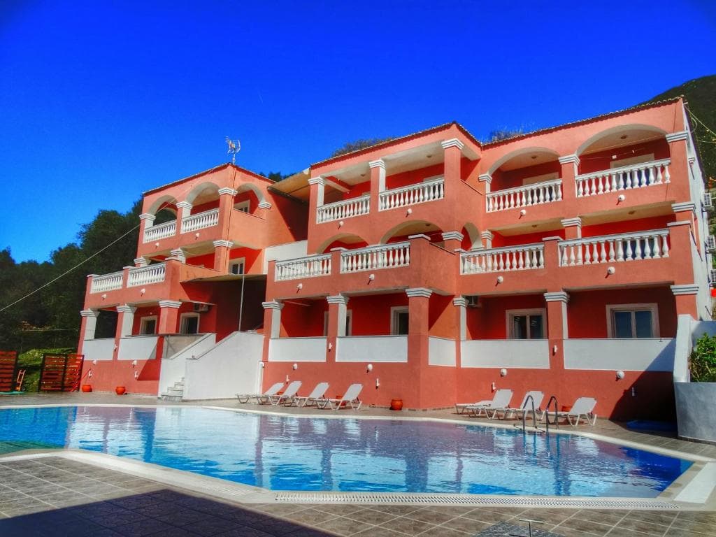 Paradiso Apartments, Ipsos