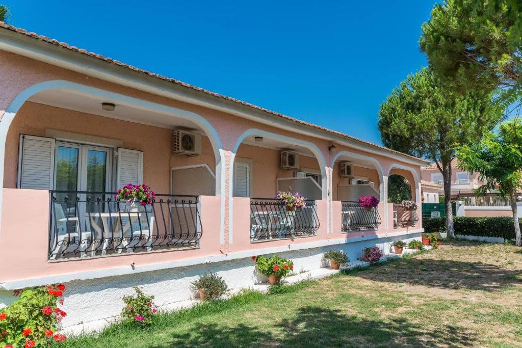 Roussas Studios and Apartments, Agios Sostis