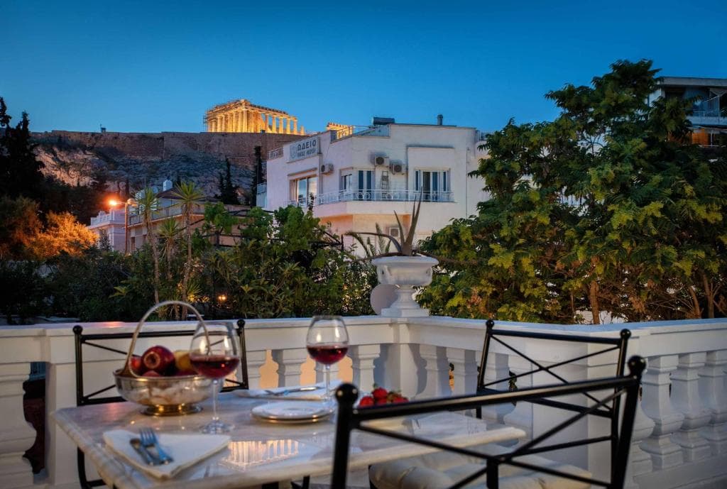 Noble Suites, Atena