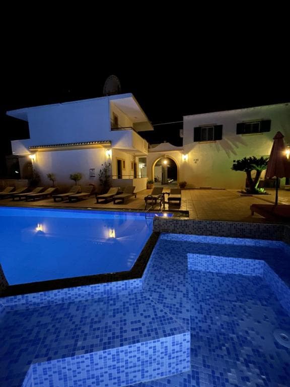 Oasis Beach Club, Kavos
