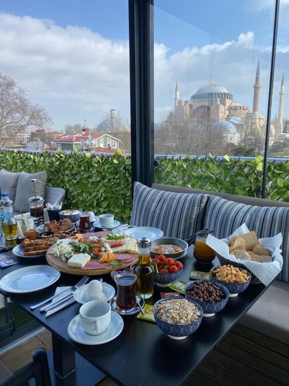 Armagrandi Spina, Istanbul
