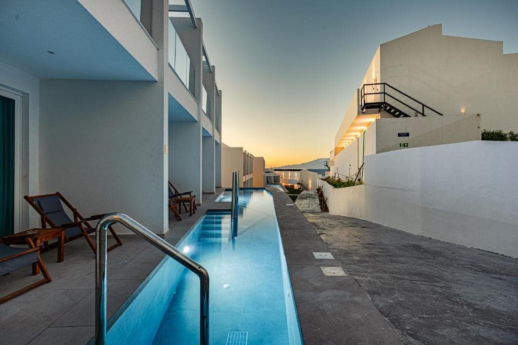 Magique Bleu Suites, Tragaki