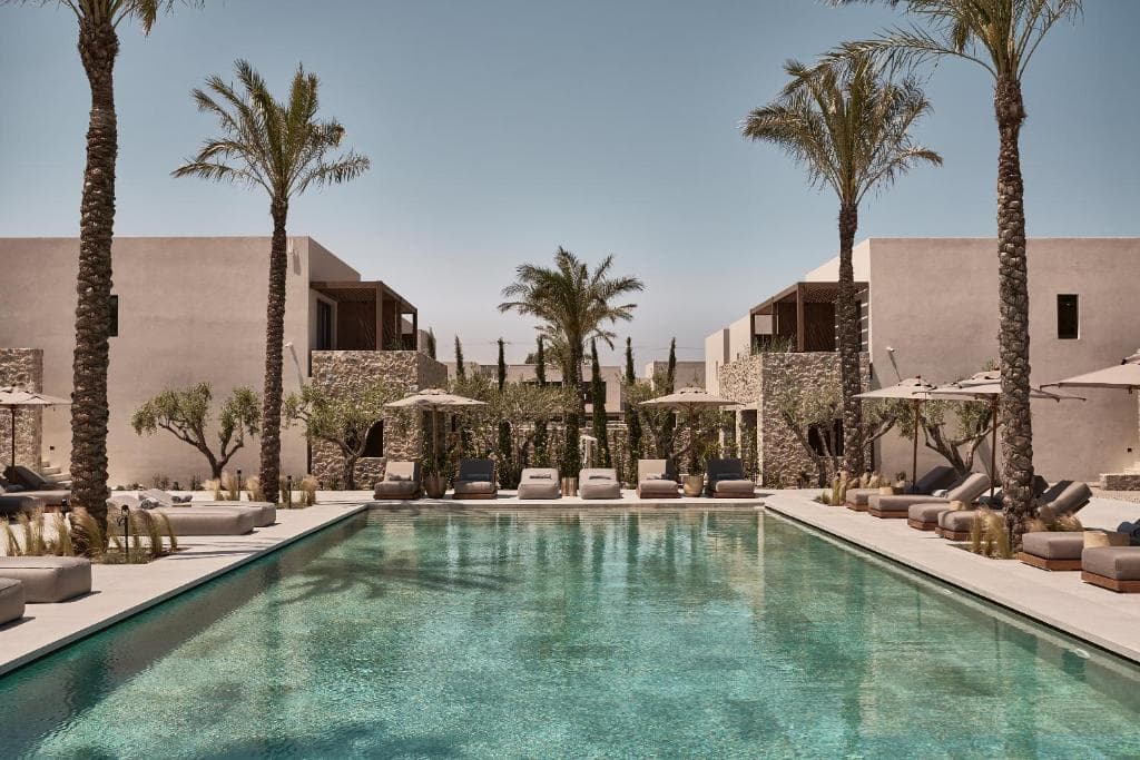 Hotel Theros All Suite, Lambi