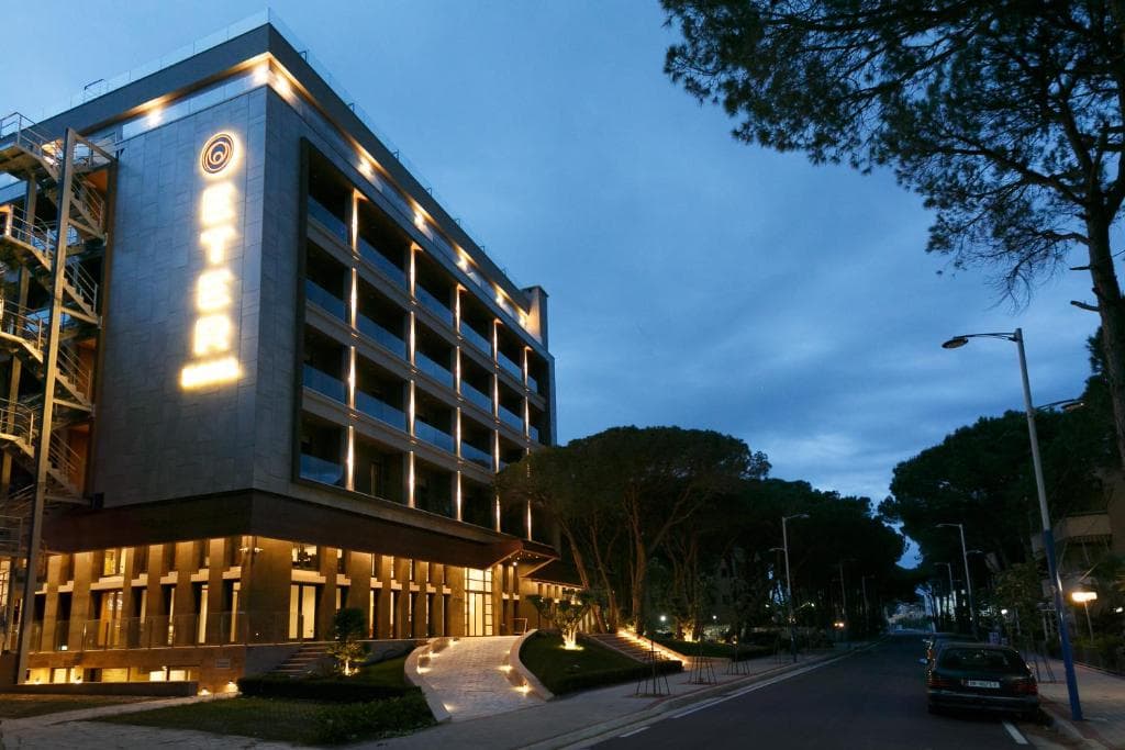 Hotel ETER, Golem