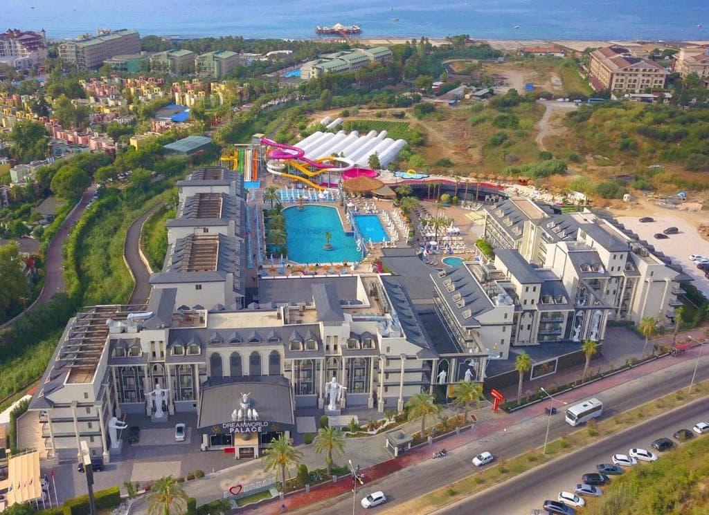 Hotel Dream World Palace, Side