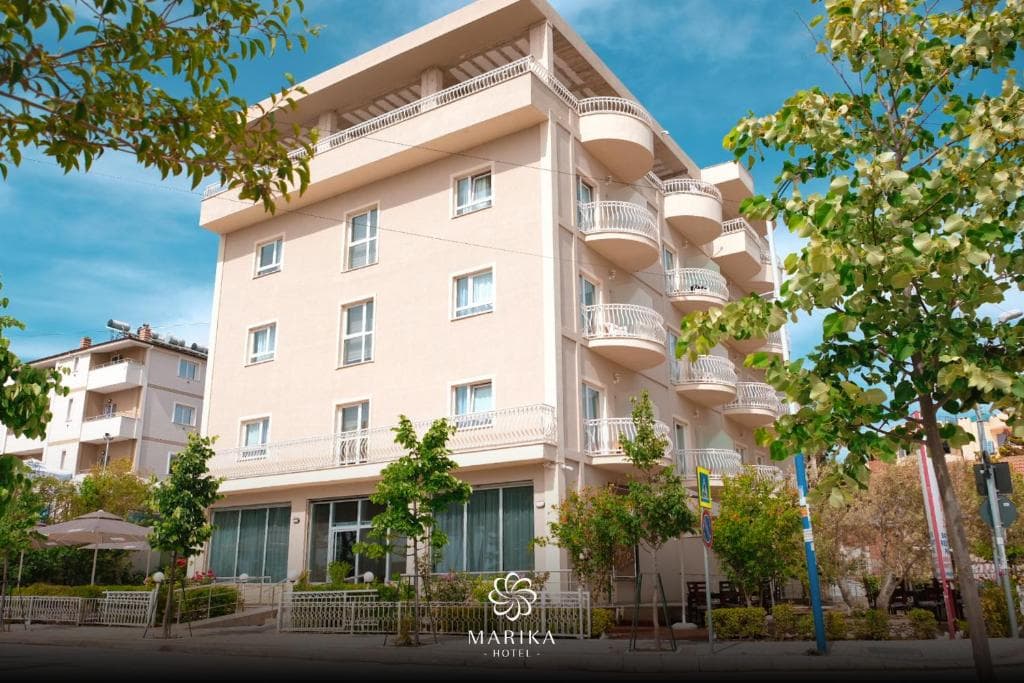 Hotel Marika, Golem