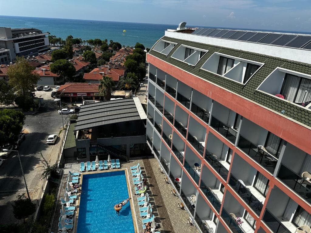 Hotel Side Golden Rock, Side