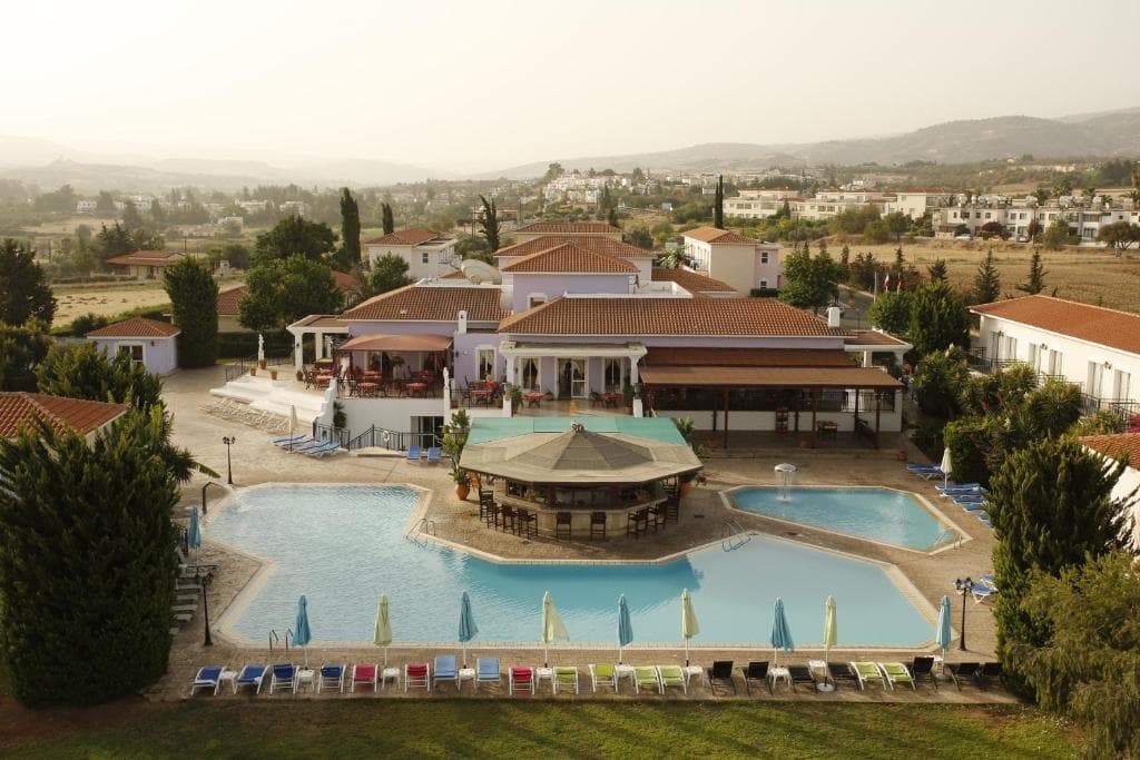 Akamanthea Holiday Village, Polis